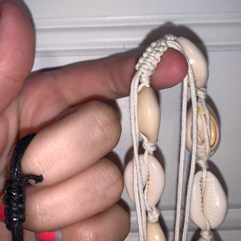 4 FOR $25⭐️
Shell Necklaces - Picture 5 of 6